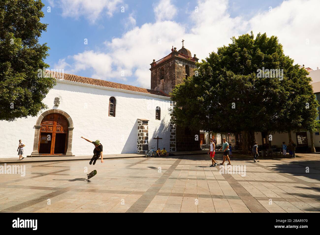 Kirche nuestra Señora de los Remedios auf der Plaza de España mit Touristen und jungen Skatern (Los Llanos de Aridane, La Palma, Kanarische Inseln, Spanien) Stockfoto