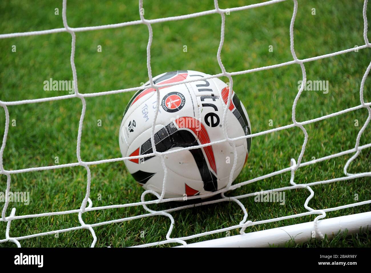 Details eines offiziellen Fußballs von Charton Athletic Mitre im hinteren Teil des Netzes Stockfoto