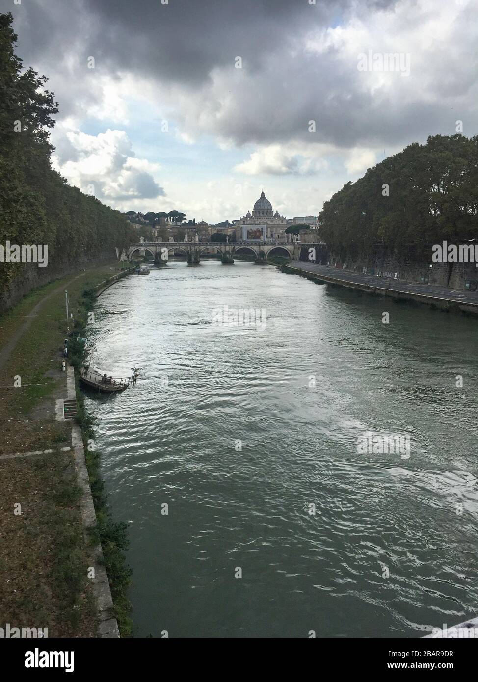 Bewölkte Tagesansicht von San Pietro, Basilika Sankt Peter, mit Brücke Sankt Angelo und Fluss Tevere in Rom, Italien Stockfoto