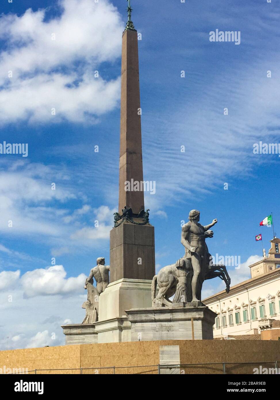 Der Brunnen von Dioscuri befindet sich auf dem Quirinalplatz in Rom, wo man auch den gleichnamigen Palast, Amtssitz des Pres, sehen kann Stockfoto