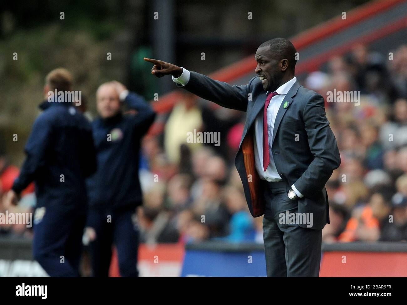 Der Manager von Charton Athletic Chris Powell ist auf dem Touchline Stockfoto