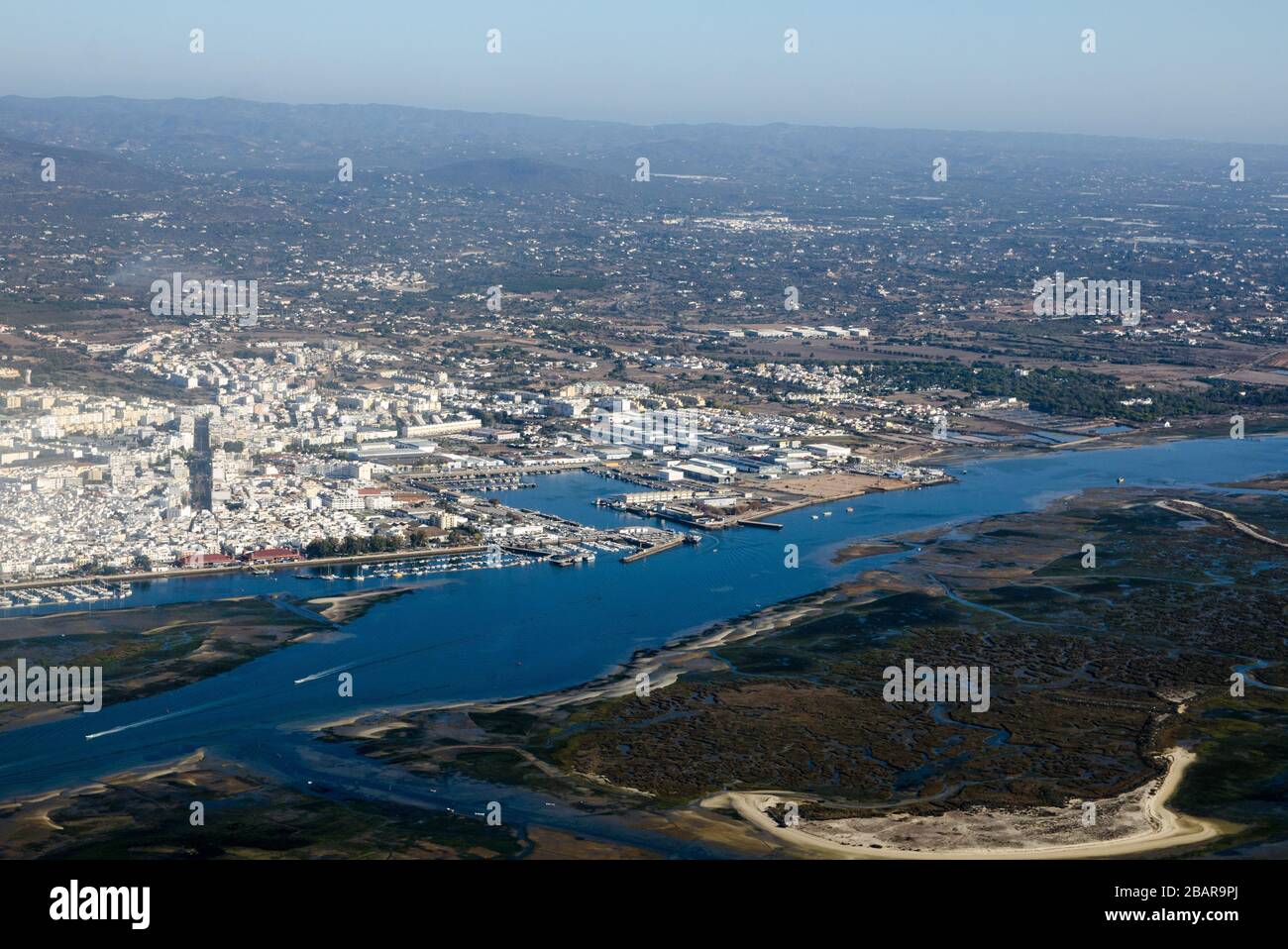 Luftaufnahme des Hafen und des Fischerhafens von Olhao an der Algarveküste im Süden Portugals. Stockfoto