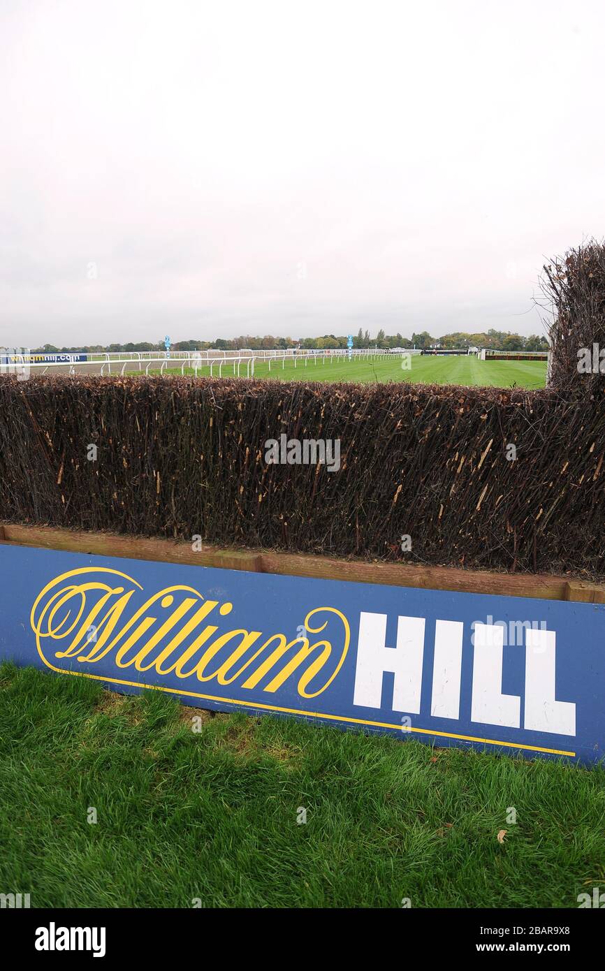 William Hill Branding auf den Zäunen auf der Kempton Racecourse Stockfoto