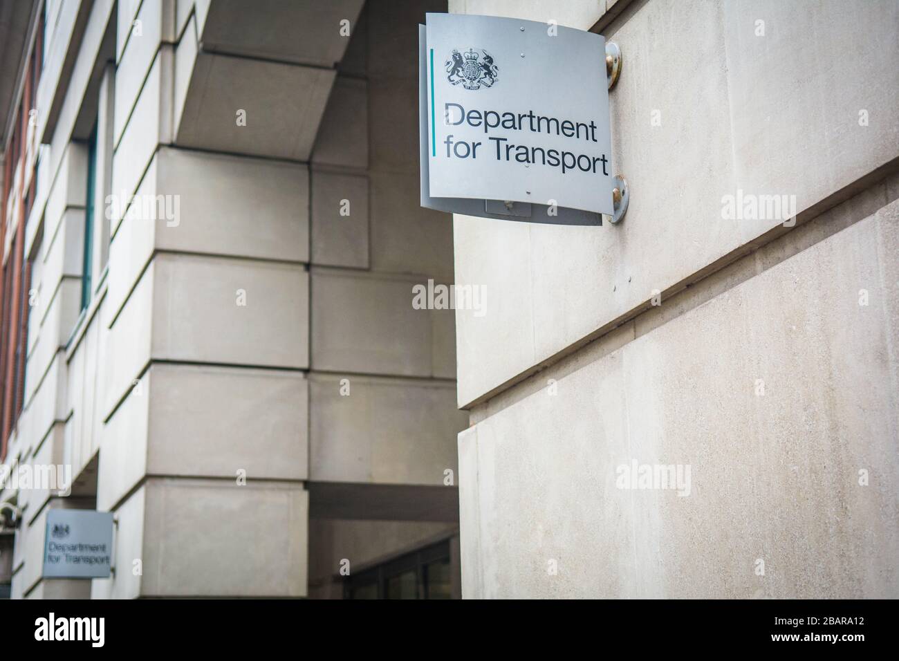 LONDON - Verkehrslogo und Eingangsschild - ein Büro der britischen Regierung an der Horseferry Road in Westminster Stockfoto