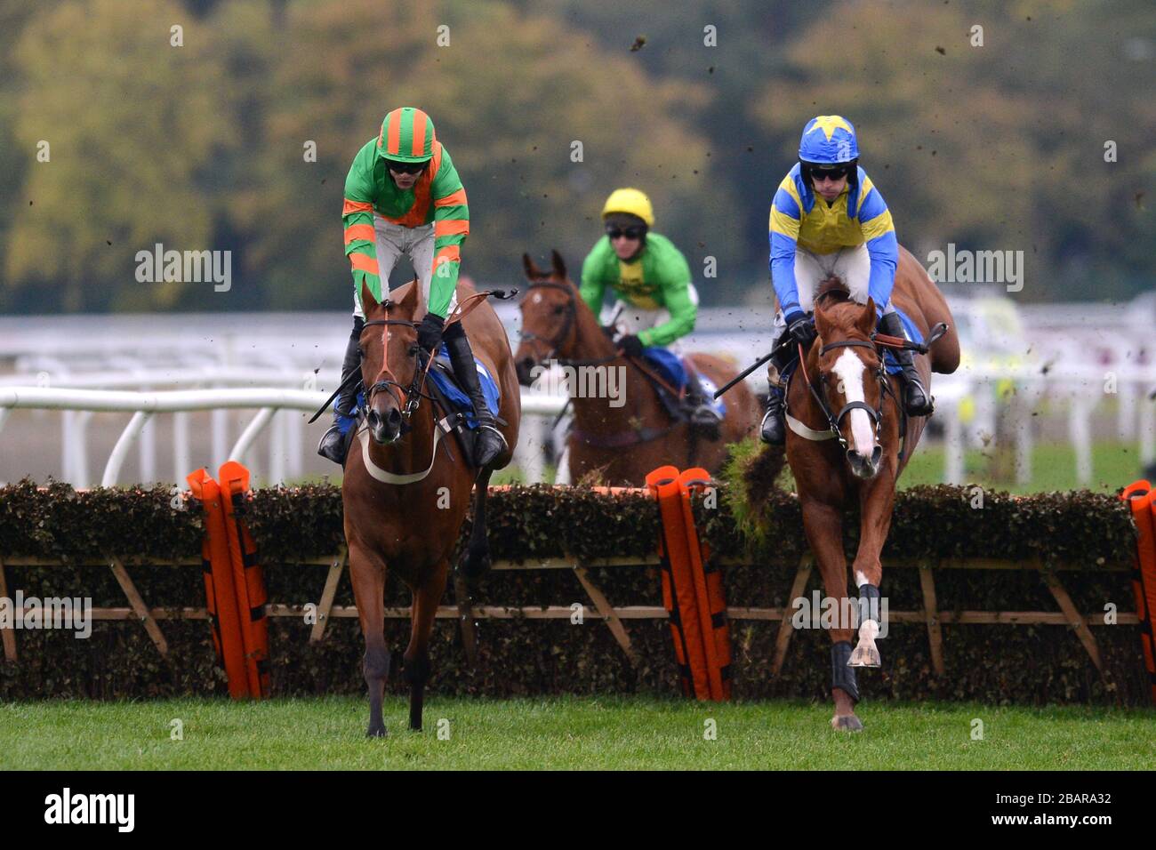 Hawkhill von Aidan Coleman (links) und Tuscan Gold geritten von Leighton Aspell (rechts) auf dem Weg zum ersten und zweiten Platz in der williamhill.com - der Hürde der Wett-Novizen Stockfoto