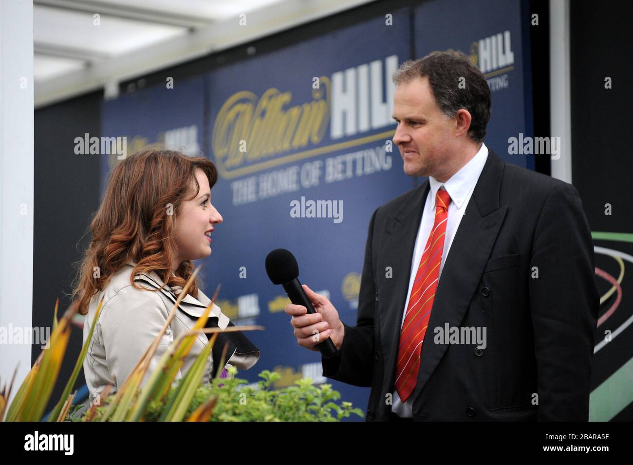 Die paralympische Doppelmedaillengewinnerin Natasha Baker wird auf der Rennbahn Kempton interviewt Stockfoto