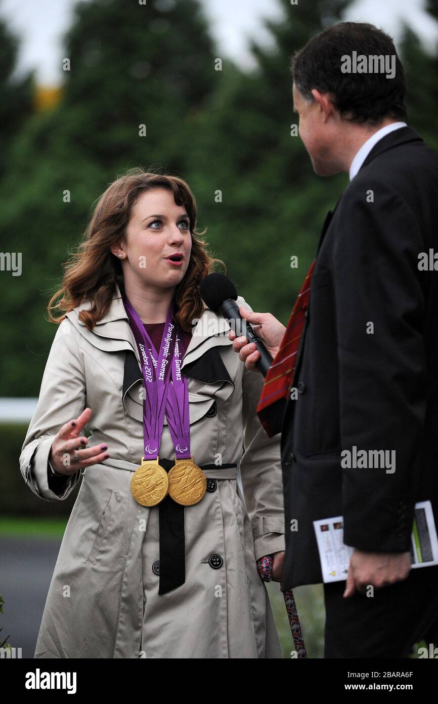 Die paralympische Doppelmedaillengewinnerin Natasha Baker wird auf der Rennbahn Kempton interviewt Stockfoto