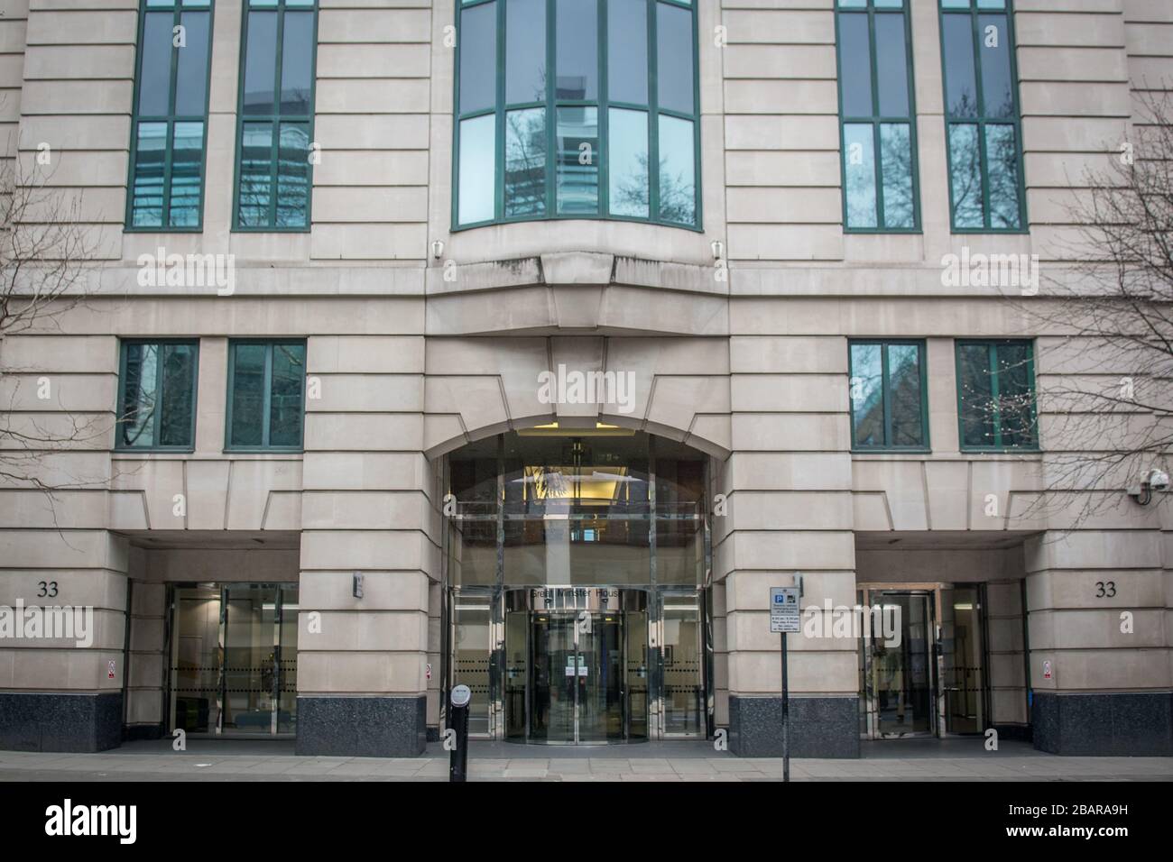 LONDON - Verkehrslogo und Eingangsschild - ein Büro der britischen Regierung an der Horseferry Road in Westminster Stockfoto