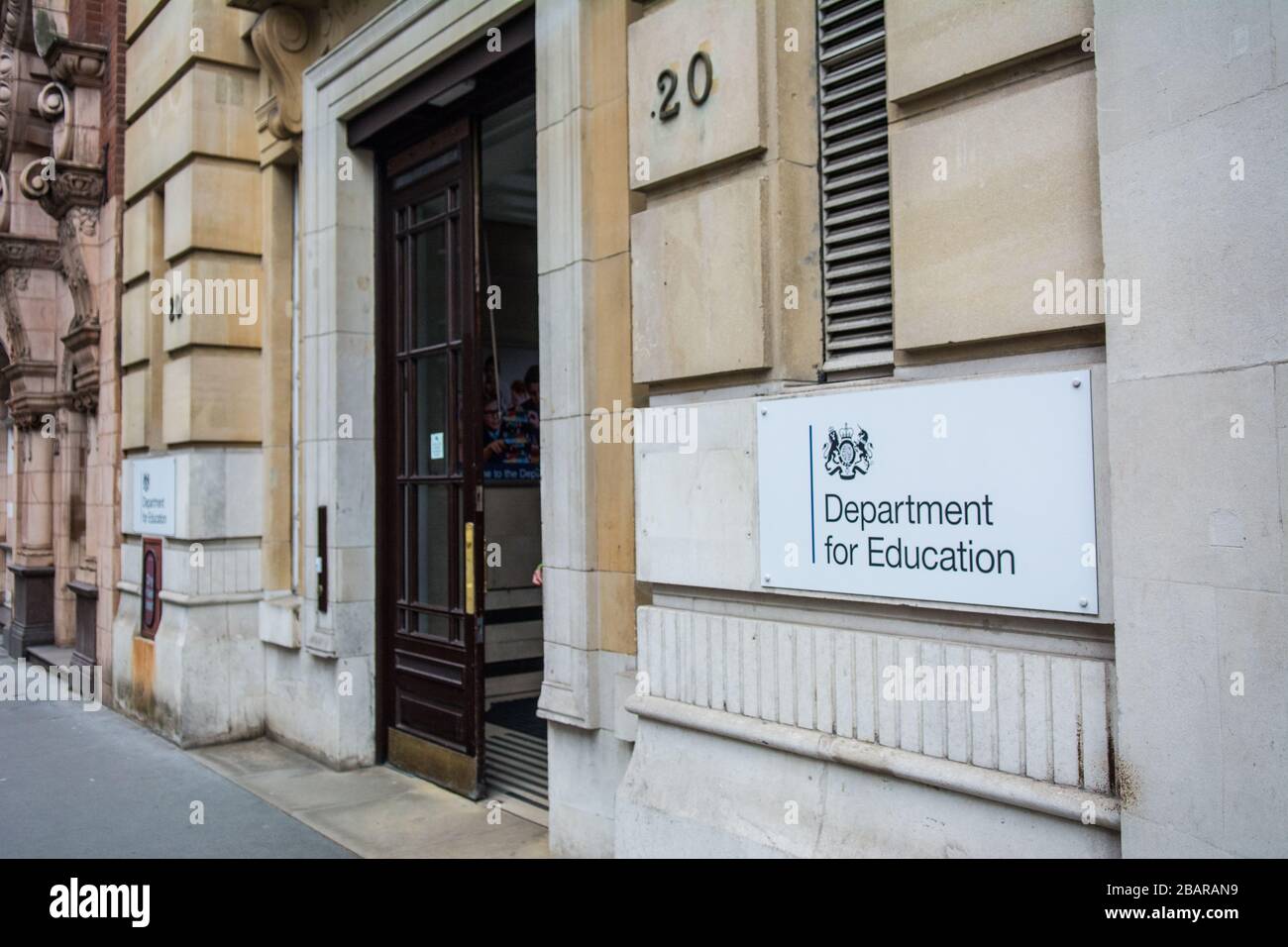 Department for Education UK Government Office in Westminster, Außeneingang und Beschilderung. Stockfoto