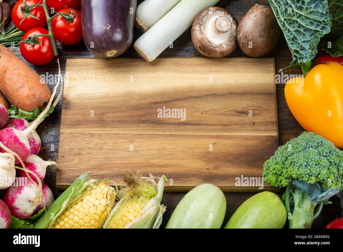 Gesunder Lebensmittelhintergrund. Konzept gesunde Ernährung, frisches Gemüse. Veganer- oder Diät-Food-Konzept. Hintergrundlayout mit freiem Textbereich. Stockfoto