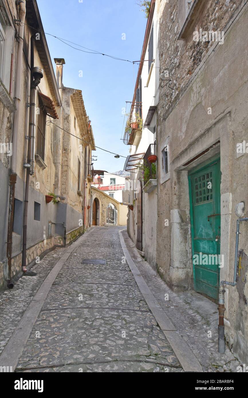 Eine enge Straße zwischen den alten Häusern von Montesarchio, einem mittelalterlichen Dorf in der Provinz Benevento Stockfoto