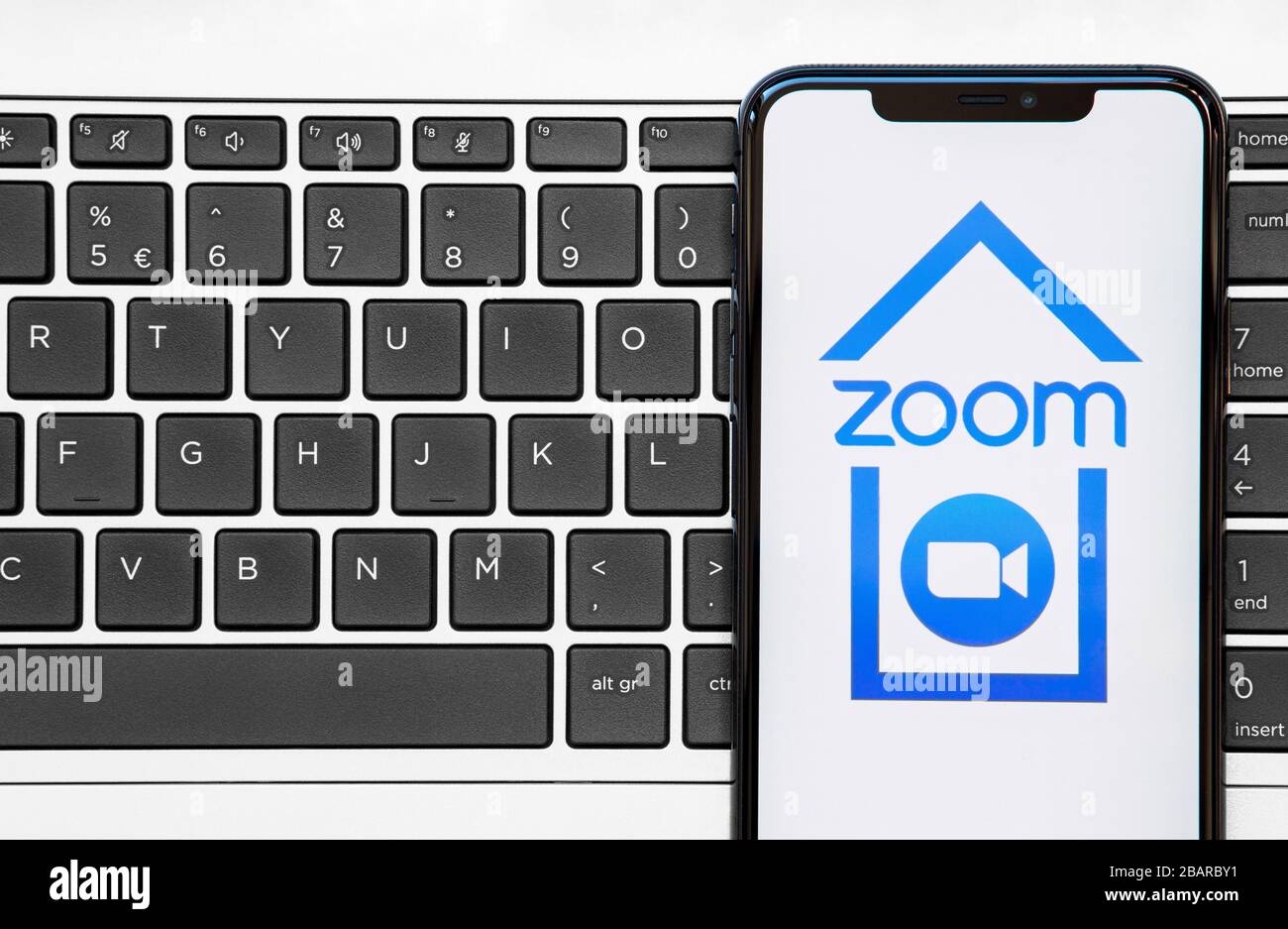 Smartphone mit Zoom App Logo Inside House Working Remote aus dem Quarantäne- oder Sperrkonzept. Stockfoto