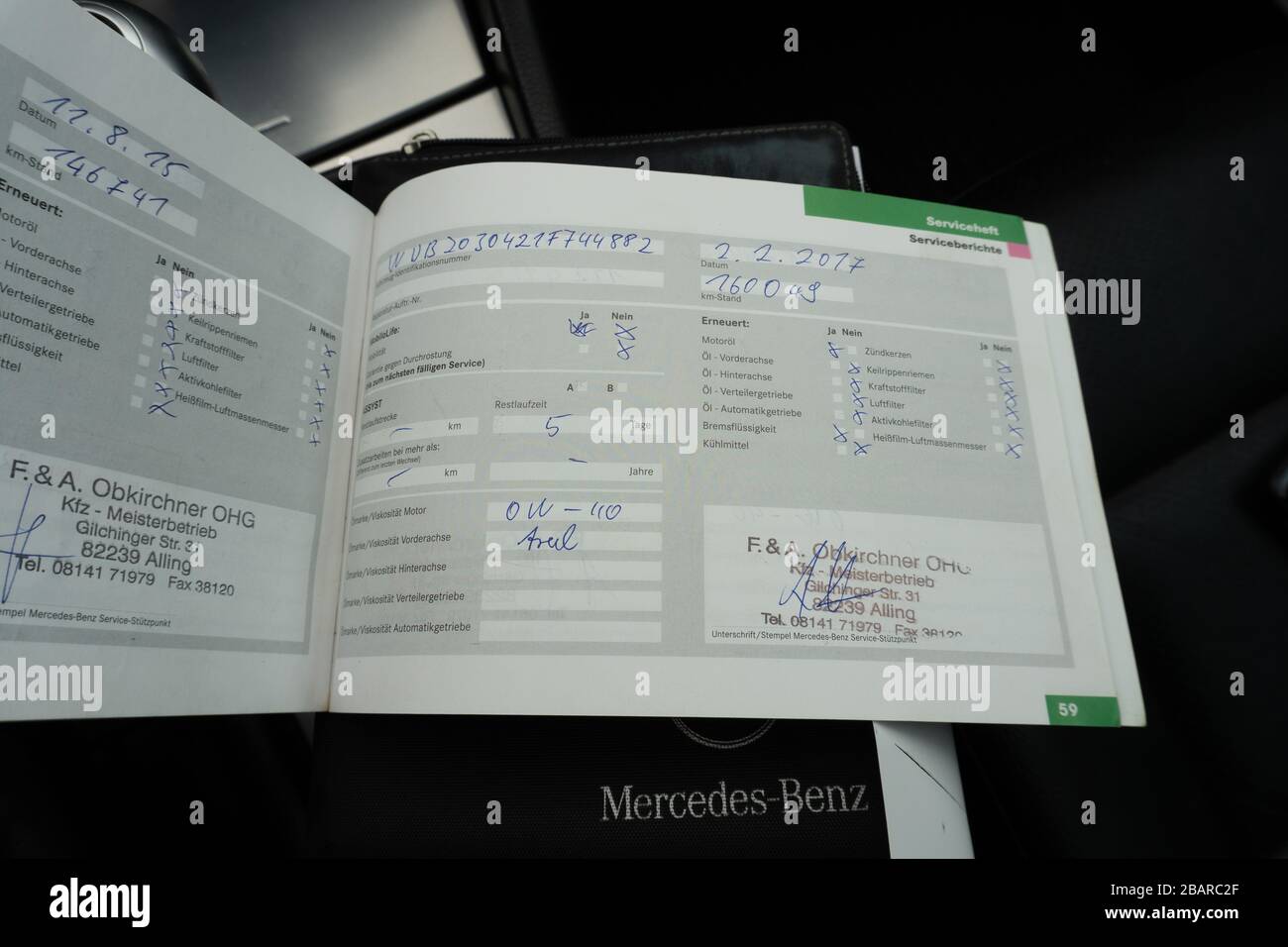 Mercedes Benz Service-Historie Buch-planmäßige Wartung, Überprüfung von  Motorfehlern, Reparatur- und Wartungsprotokollen Stockfotografie - Alamy