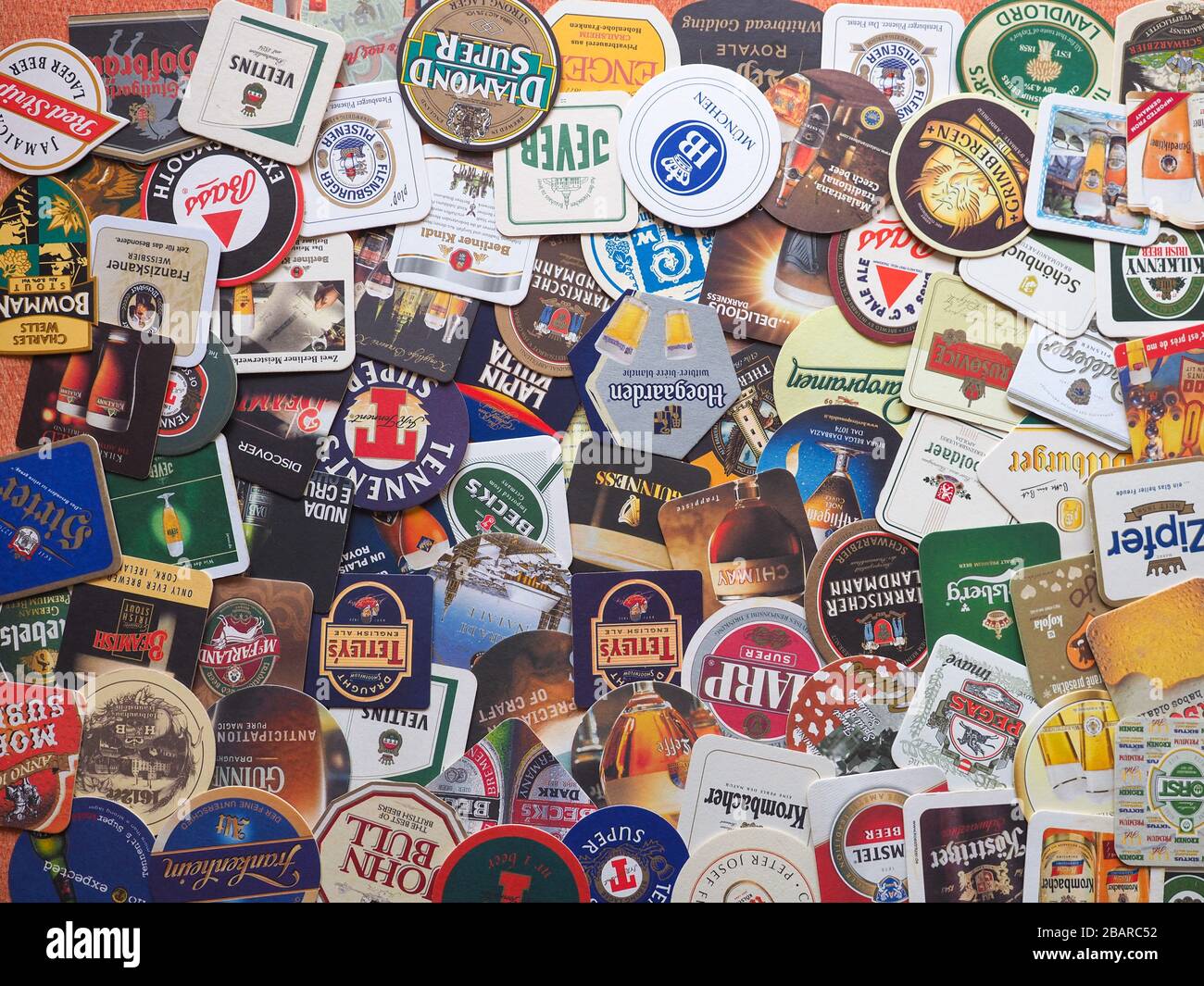 LONDON, Großbritannien - 10. MÄRZ 2020: Biermatten verschiedener Marken Stockfoto