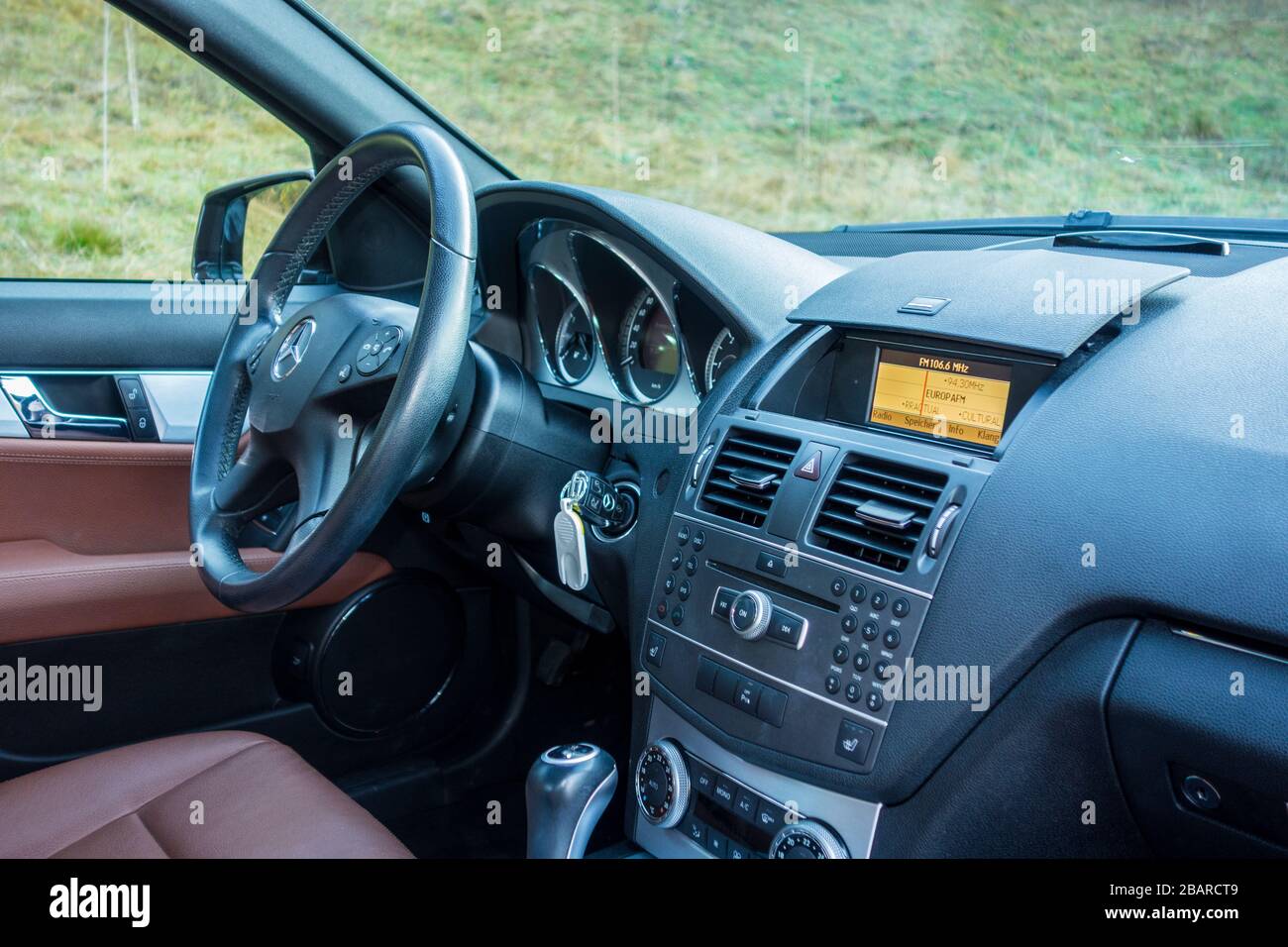 Cluj Napoca/Rumänien - Oktomber 20, 2017: Mercedes Benz W204- Jahr 2011, Avantgarde-Ausstattung, braunes Luxus-Leder-Interieur, Panorama-Schiebedach, Memory Stockfoto