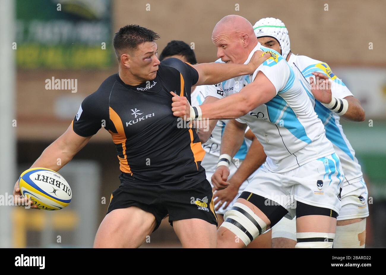 Tom Lindsay von London Wasps entfernt sich von Craig Gillies von Worcester Warriors Stockfoto