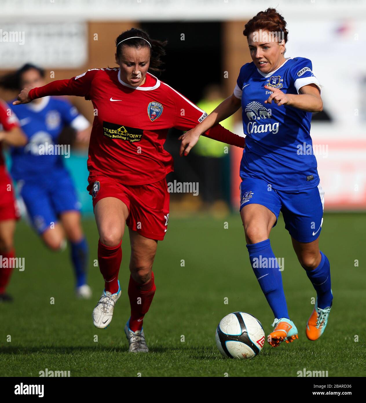 Alex Greenwood von Everton Ladies und Natasha Harding von Bristol Academy kämpfen um Ballbesitz Stockfoto