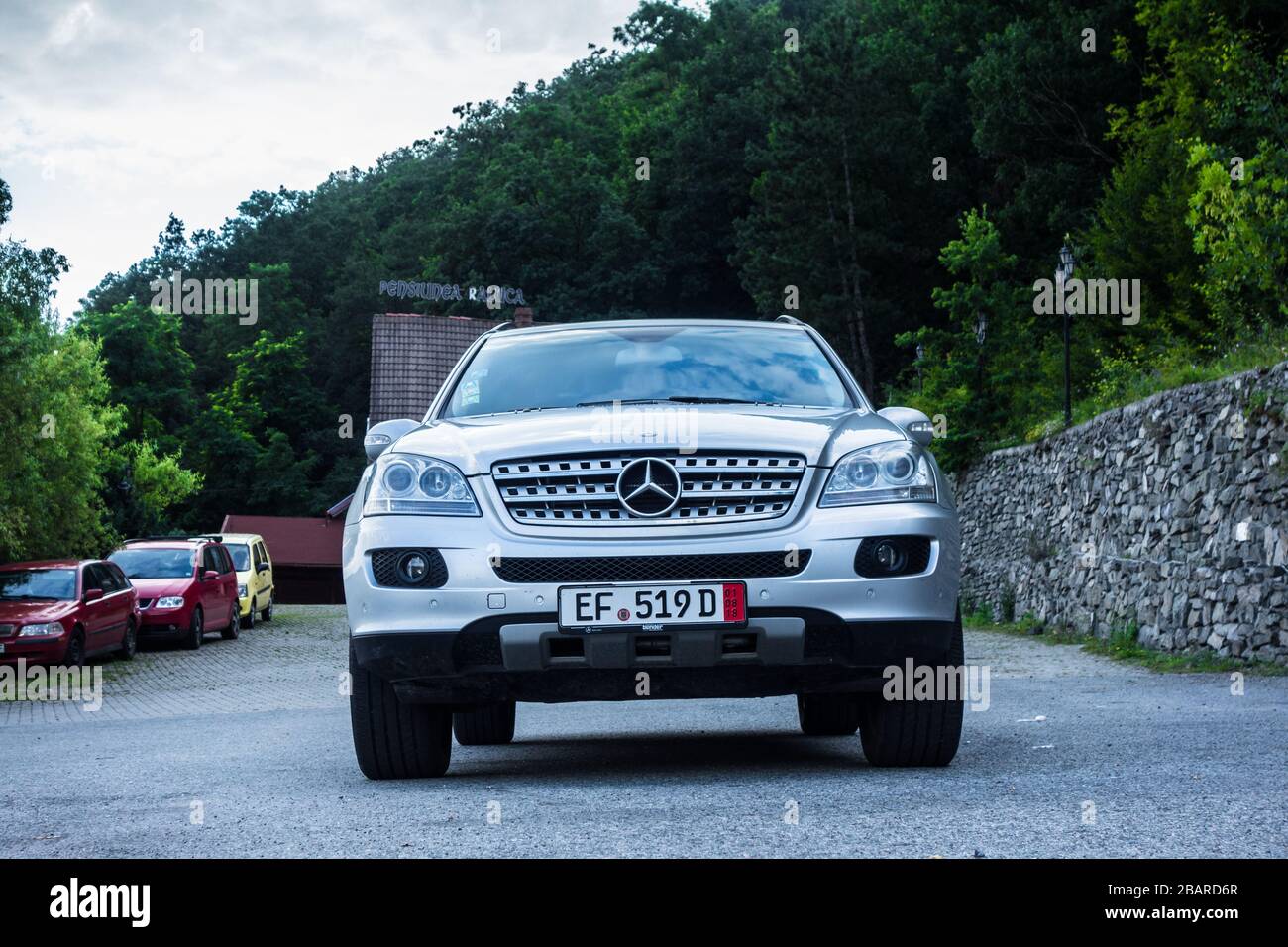 Cluj-Napoca, Rumänien - 21. Juli 2018: Mercedes-Benz ML-Klasse ML500 SUV-Probefahrt an. Avantgarde-Ausstattung, Lederausstattung, automatische Ausrüstung, Fotoapparate Stockfoto