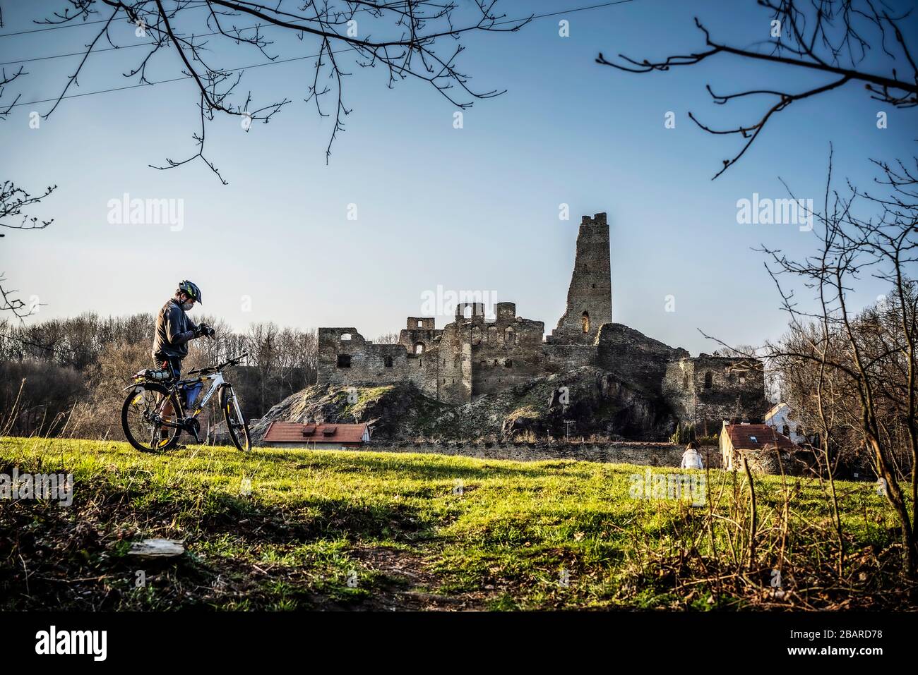 Schönes, warmes und sonniges Wetter brachte Dutzende von Menschen für einen Ausflug zur Ruine der Burg Okor, etwa 20 Kilometer nordwestlich von Prag, am Samstag, Stockfoto