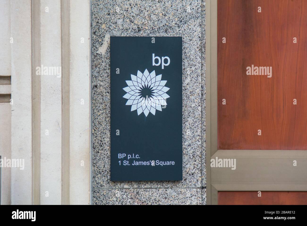 LONDON - Logo-Beschilderung auf der Außenseite der BP- oder British Petroleum Headquarters am St James's Square, London - eine der Welten Stockfoto