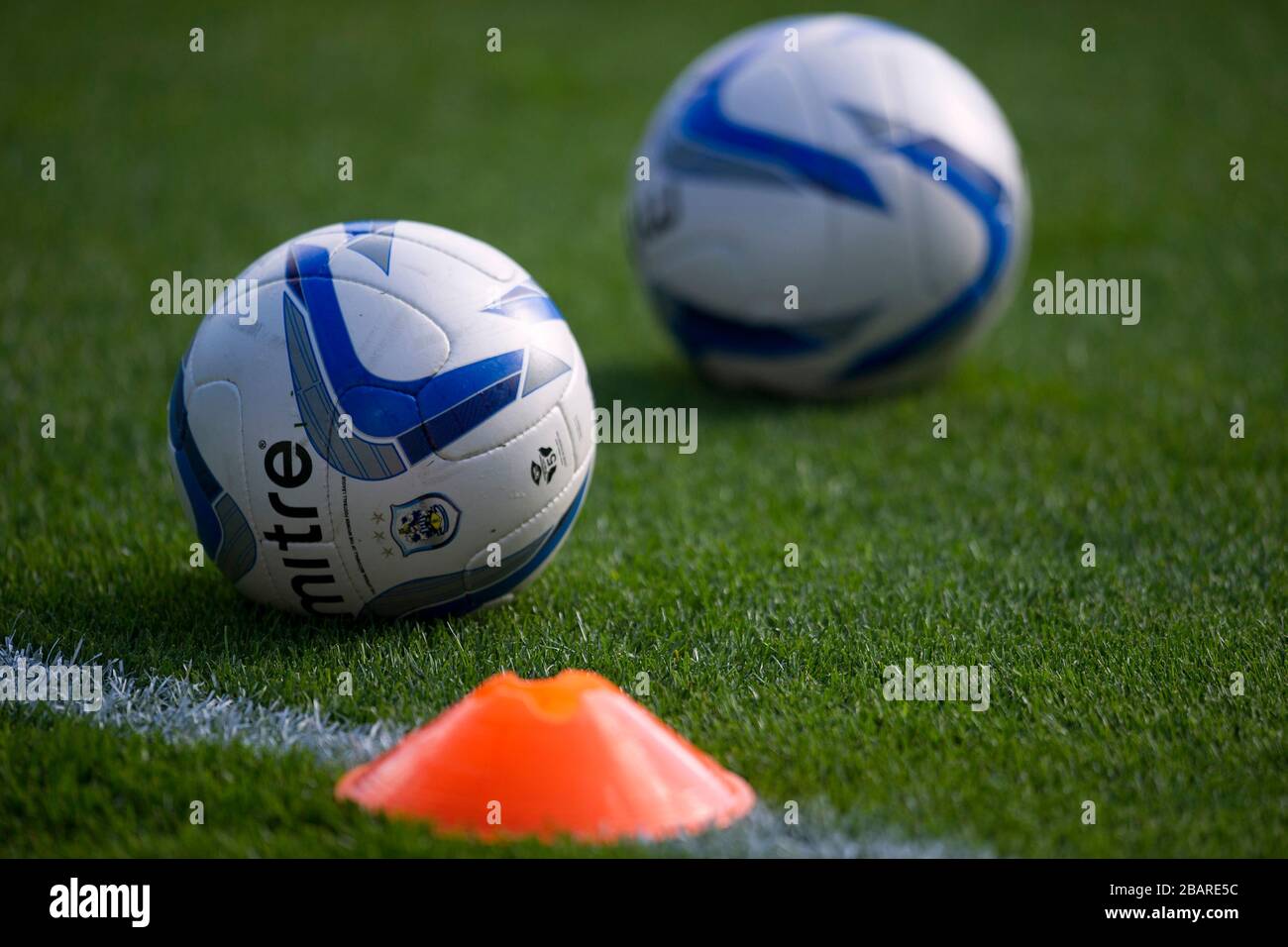 Offizielle Huddersfield Town Fußball-Liga Mitra Matchballs Stockfoto