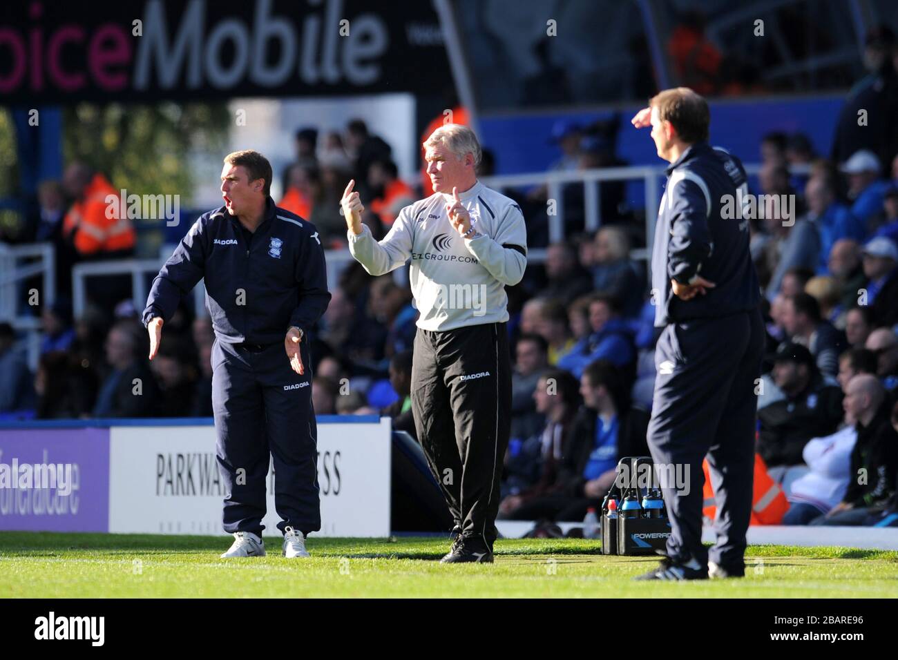 (Von links nach rechts) Birmingham City Manager Lee Clark, Assistant Manager Derek Fazackerley und Huddersfield Town Manager Simon Grayson auf der Touchline Stockfoto