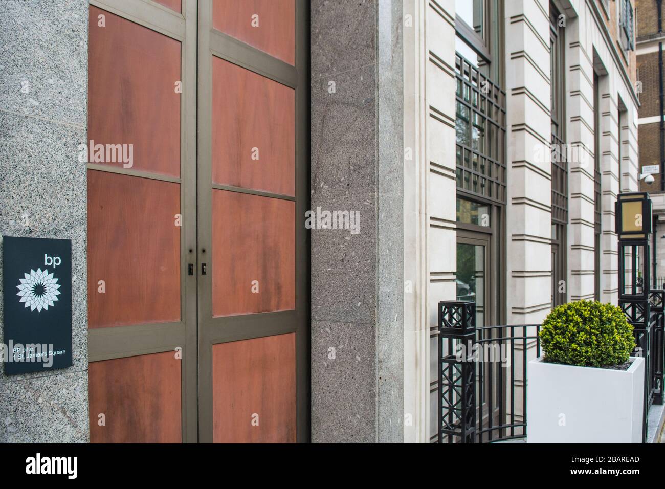 LONDON - Logo-Beschilderung auf der Außenseite der BP- oder British Petroleum Headquarters am St James's Square, London - eine der Welten Stockfoto