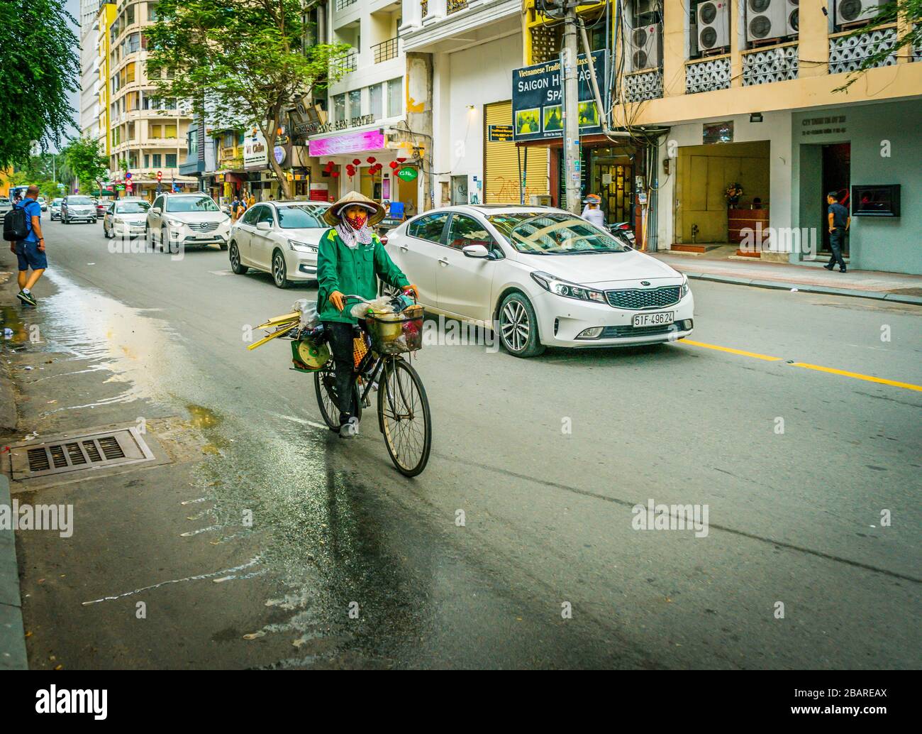 SAIGON/VIETNAM, 19. AUGUST 2018 - farbenfrohes Straßenleben, alte Architektur in Distrikt 1, Zentrum von Ho-Chi-Minh-Stadt Stockfoto