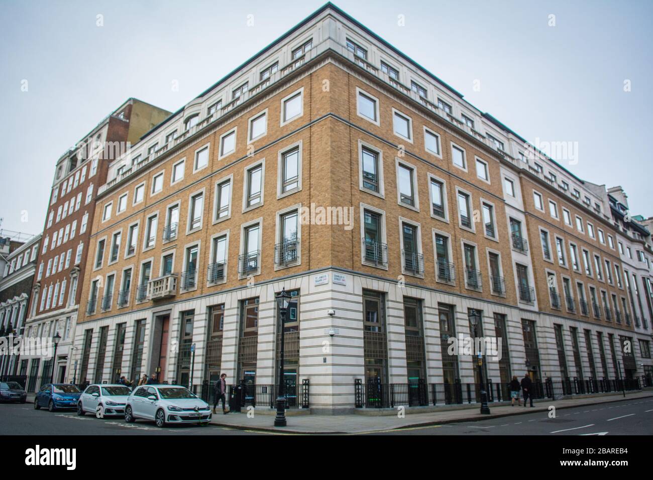 LONDON - Logo-Beschilderung auf der Außenseite der BP- oder British Petroleum Headquarters am St James's Square, London - eine der Welten Stockfoto