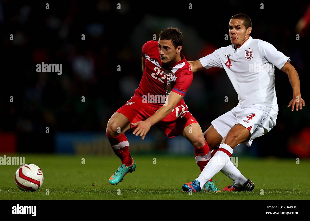 Englands Jack Rodwell kämpft mit Serbiens Filip Malbasic um den Ball Stockfoto