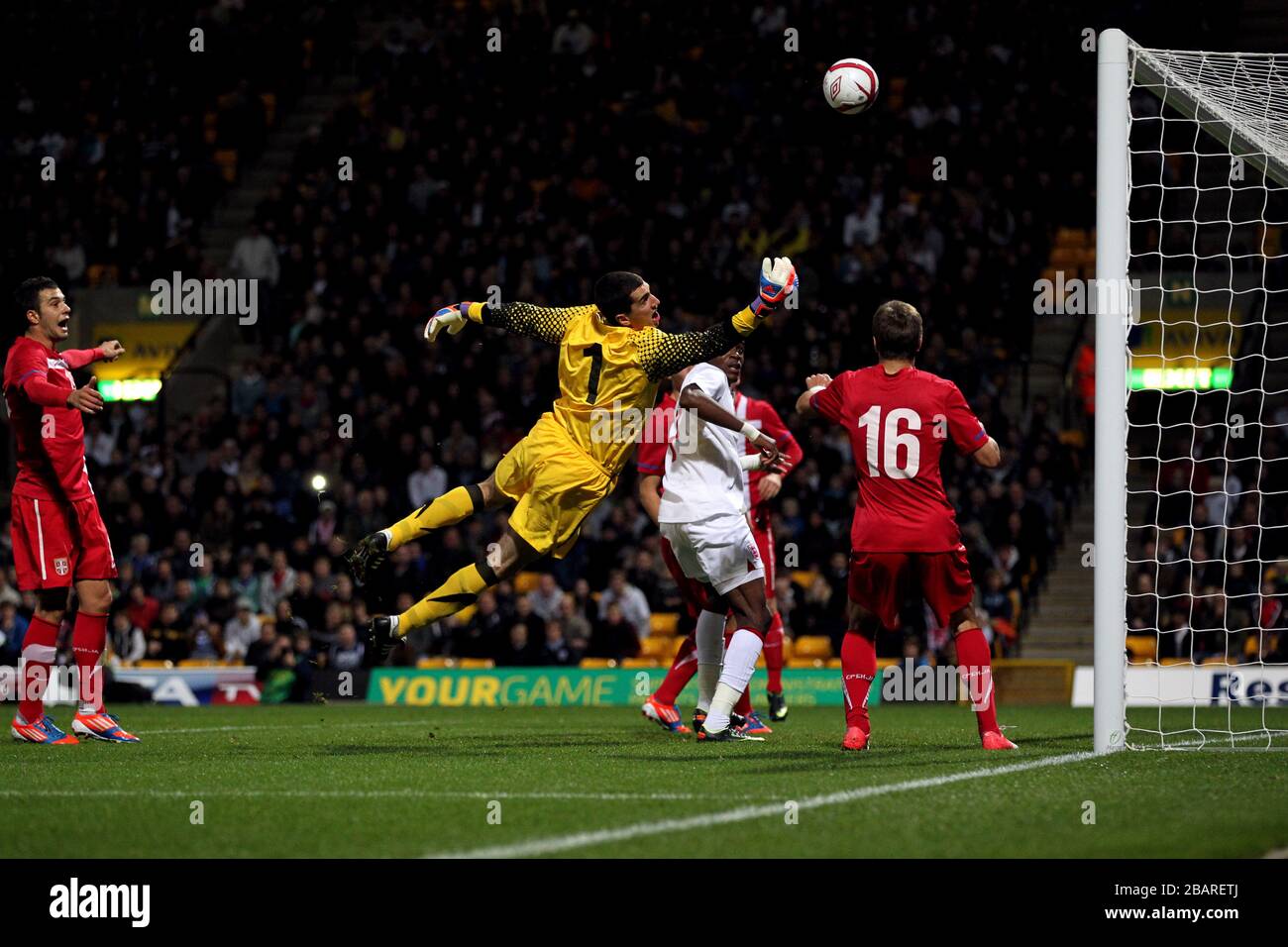 Englands Wilfried Zaha sieht seinen Schuss von Serbiens Torhüter Branimir Aleksic über die Latte gespitzt Stockfoto