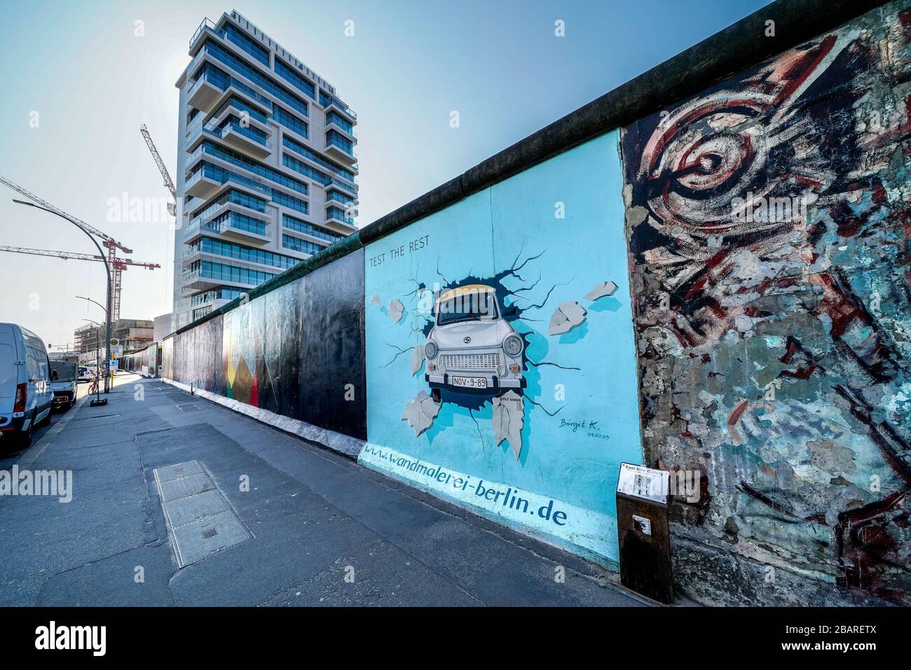 Berlin, Deutschland. März 2020. 26.03.2020, das Denkmal der East Side Gallery auf dem längsten noch erhaltenen Abschnitt der Berliner Mauer in der Muhlenstraße zwischen Berlin Ostbahnhof und Oberbaumbrücke entlang der Spree in Berlin-Friedrichshain. Sie präsentiert eine ständige Freilichtgalerie mit Werken verschiedener Künstler. Hier ist das Werk "DEN REST testen" der Künstlerin Birgit Kinder, das einen durch Sie durch die Wand kommenden Trabant zeigt. --- nur für redaktionelle Zwecke! --- nur für redaktionelle Zwecke! --- weltweite Nutzung Credit: Dpa / Alamy Live News Stockfoto