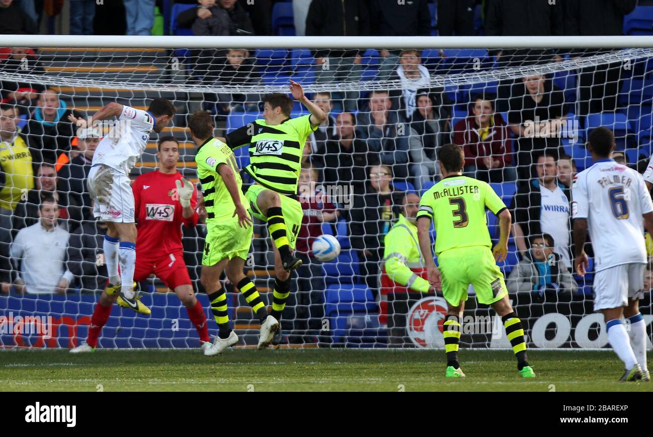 Tranmere Rovers' James Wallace erzielt ihr erstes Tor des Spiels Stockfoto