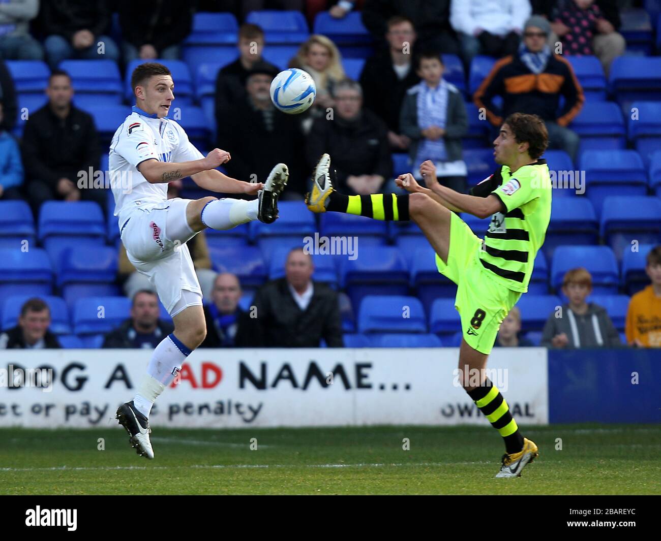 L-R; Tranmere Rovers' Jake Cassidy und Yeovil Town's Ed Upson kämpfen um den Ballbesitz in der Luft Stockfoto