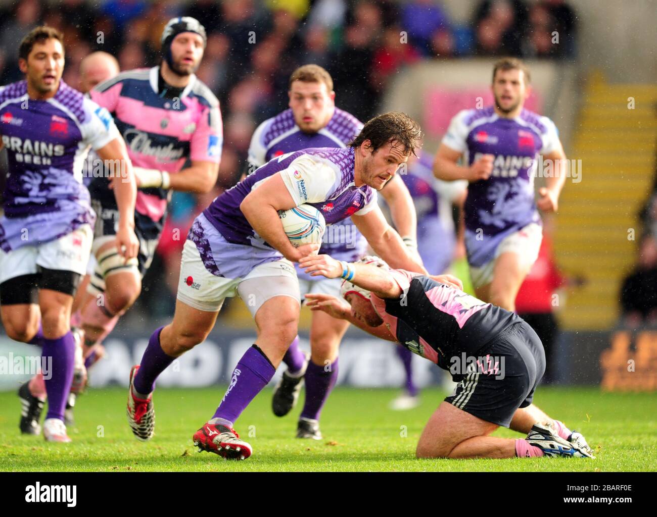 Der Londoner Waliser Mike Denbee wird von Stade Francais Paris' Remy Bonfils in Angriff genommen Stockfoto