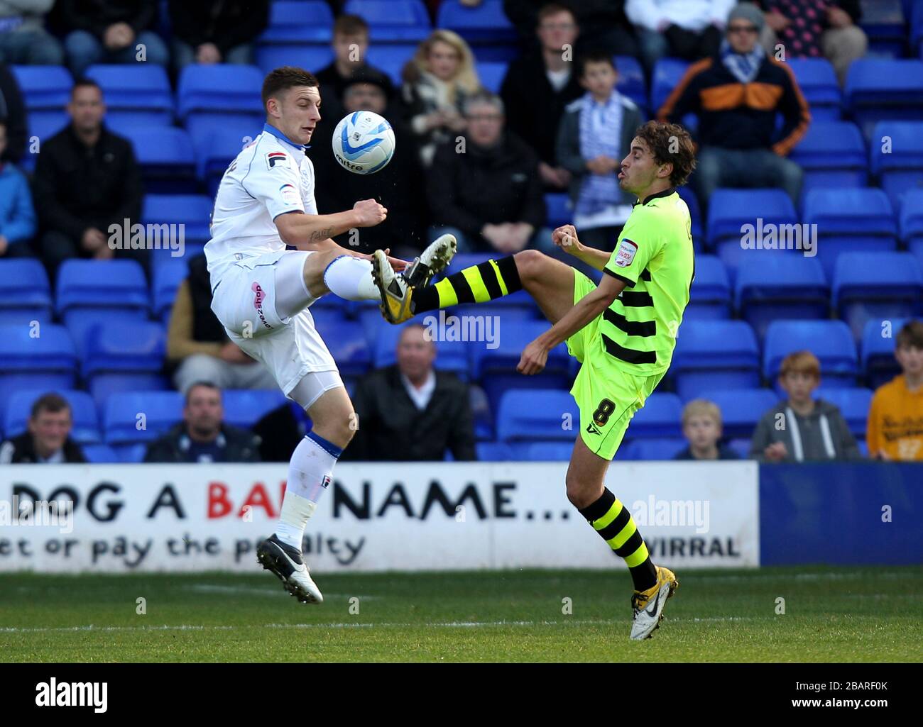 L-R; Tranmere Rovers' Jake Cassidy und Yeovil Town's Ed Upson kämpfen um den Ballbesitz in der Luft Stockfoto