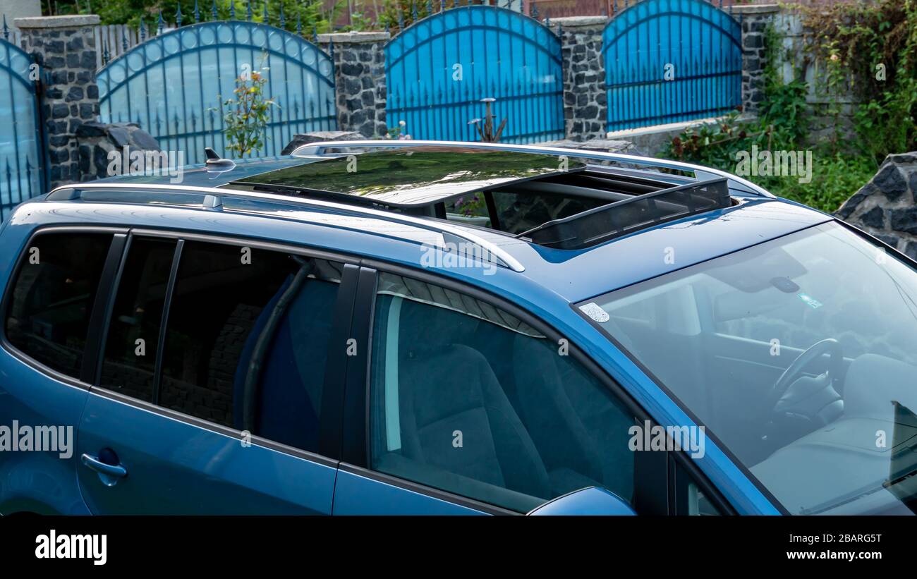 Panorama-Dach Im Auto Große Windschutzscheibe Im Auto Stockbild - Bild von  glas, innere: 233433647