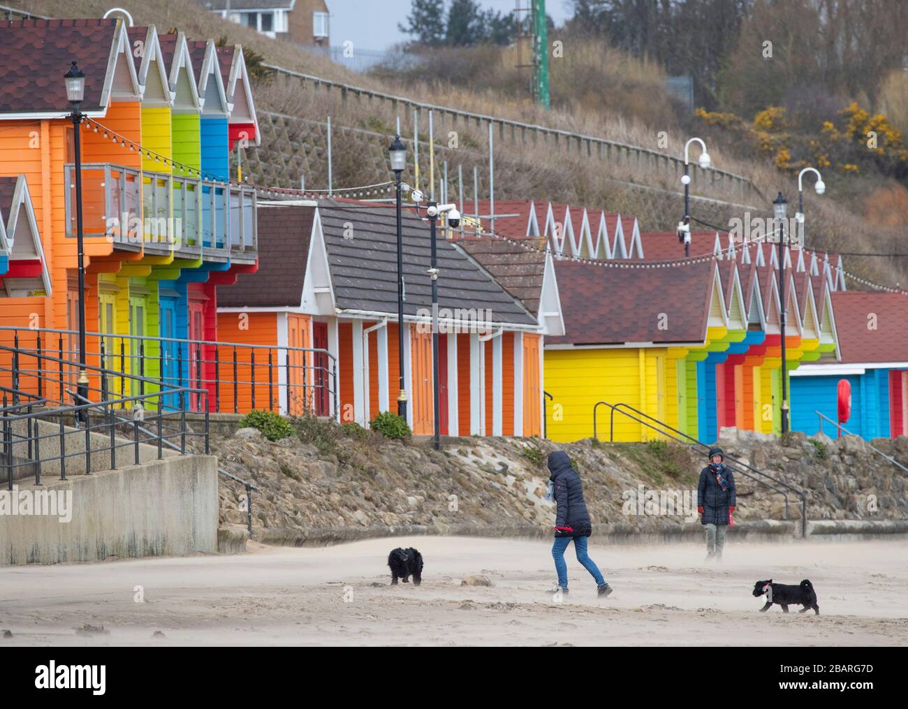 Die Menschen beobachten soziale Distanzierungen in Scarborough, während Großbritannien weiterhin in Sperrungen bleibt, um die Ausbreitung des Coronavirus einzudämmen. Stockfoto