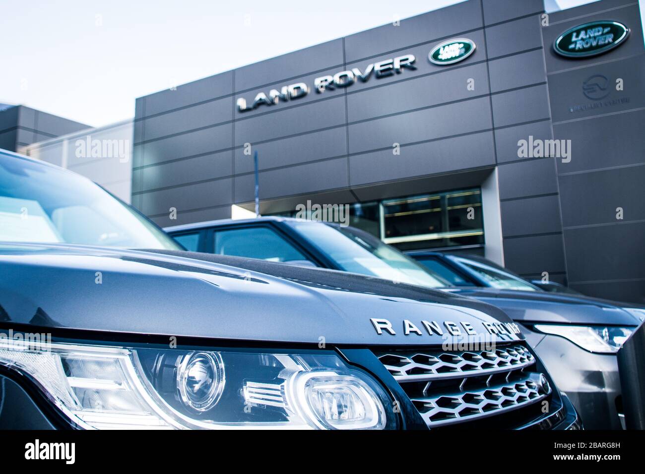 Land Rover Autoshowroom - ein britisches multinationales Automobilunternehmen. Stockfoto