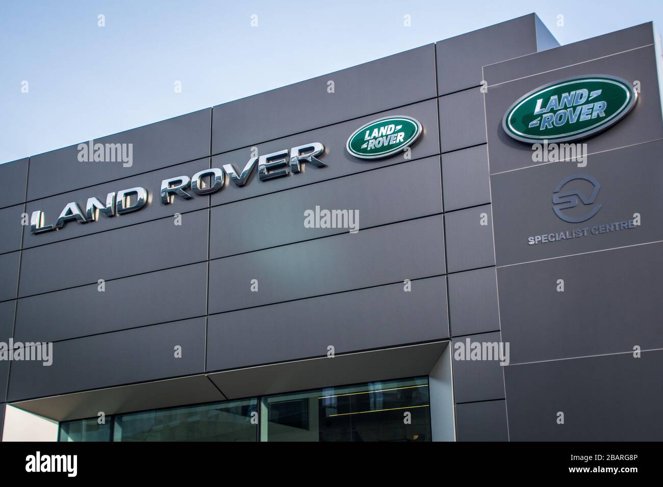 Land Rover Autoshowroom - ein britisches multinationales Automobilunternehmen. Stockfoto