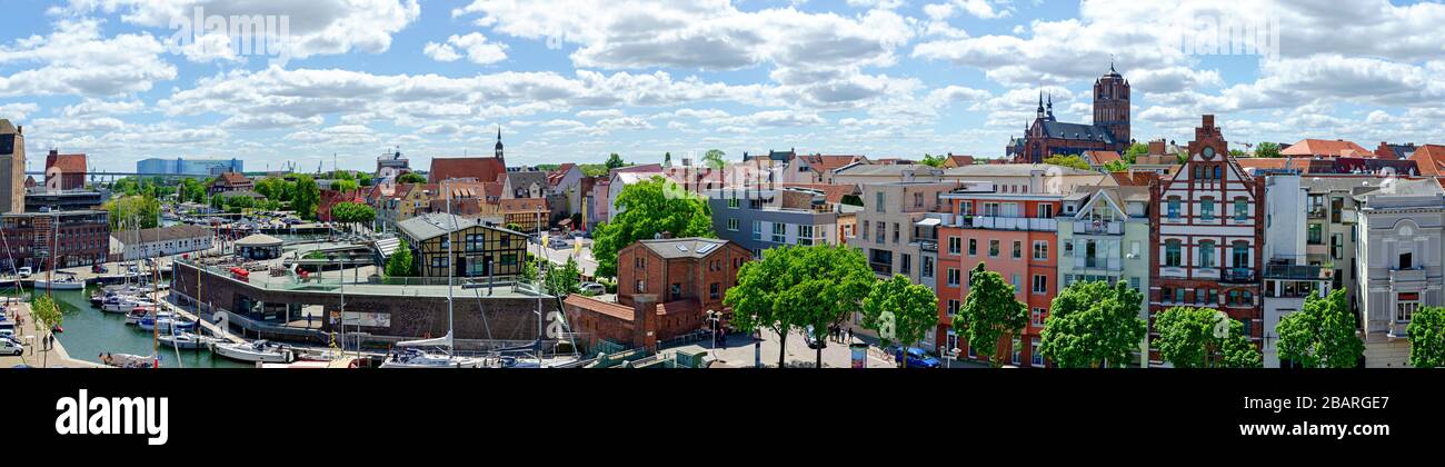 Panoramaaussicht auf die Stadt Stralsund vom alten Hafen, Deutschland Stockfoto