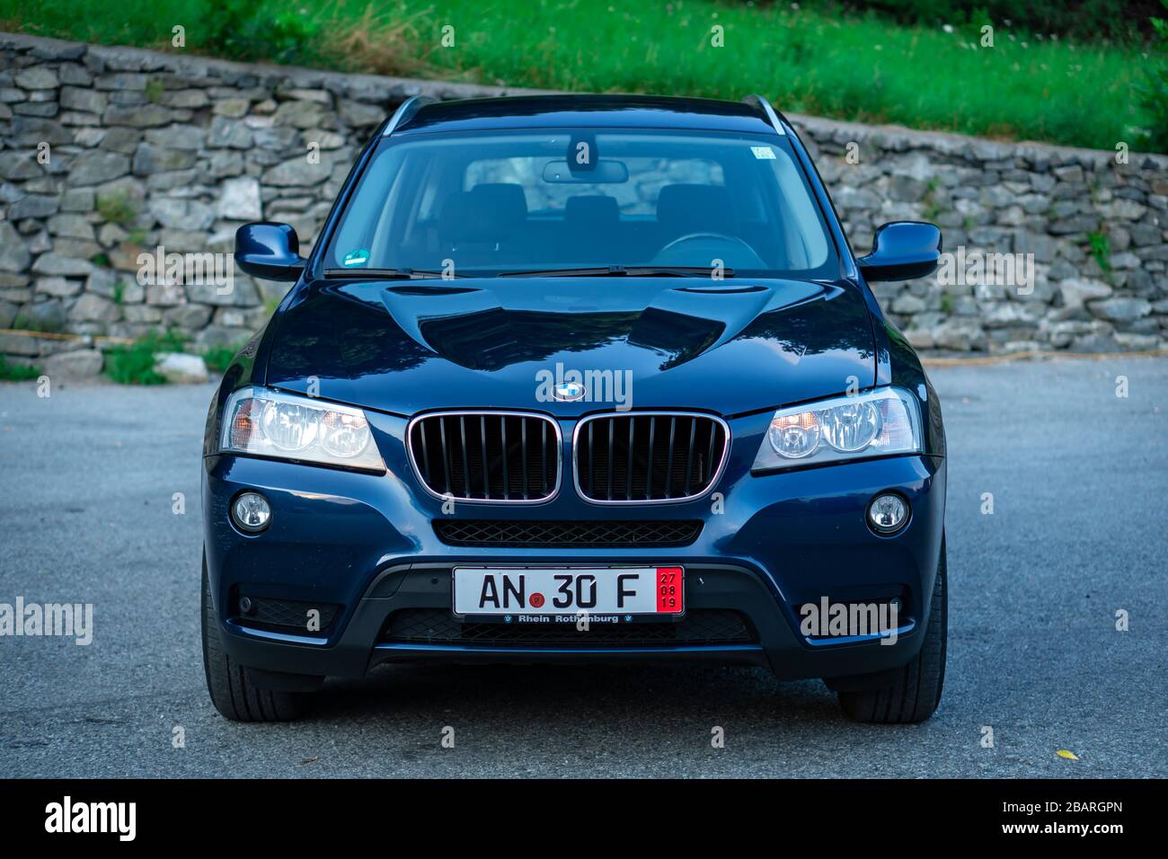 Schöne X3 BMW-Serie, deutsch blau SUV mit 4x4-Rad-Antrieb, Automatikgetriebe und verchromten Ornamenten. Stockfoto