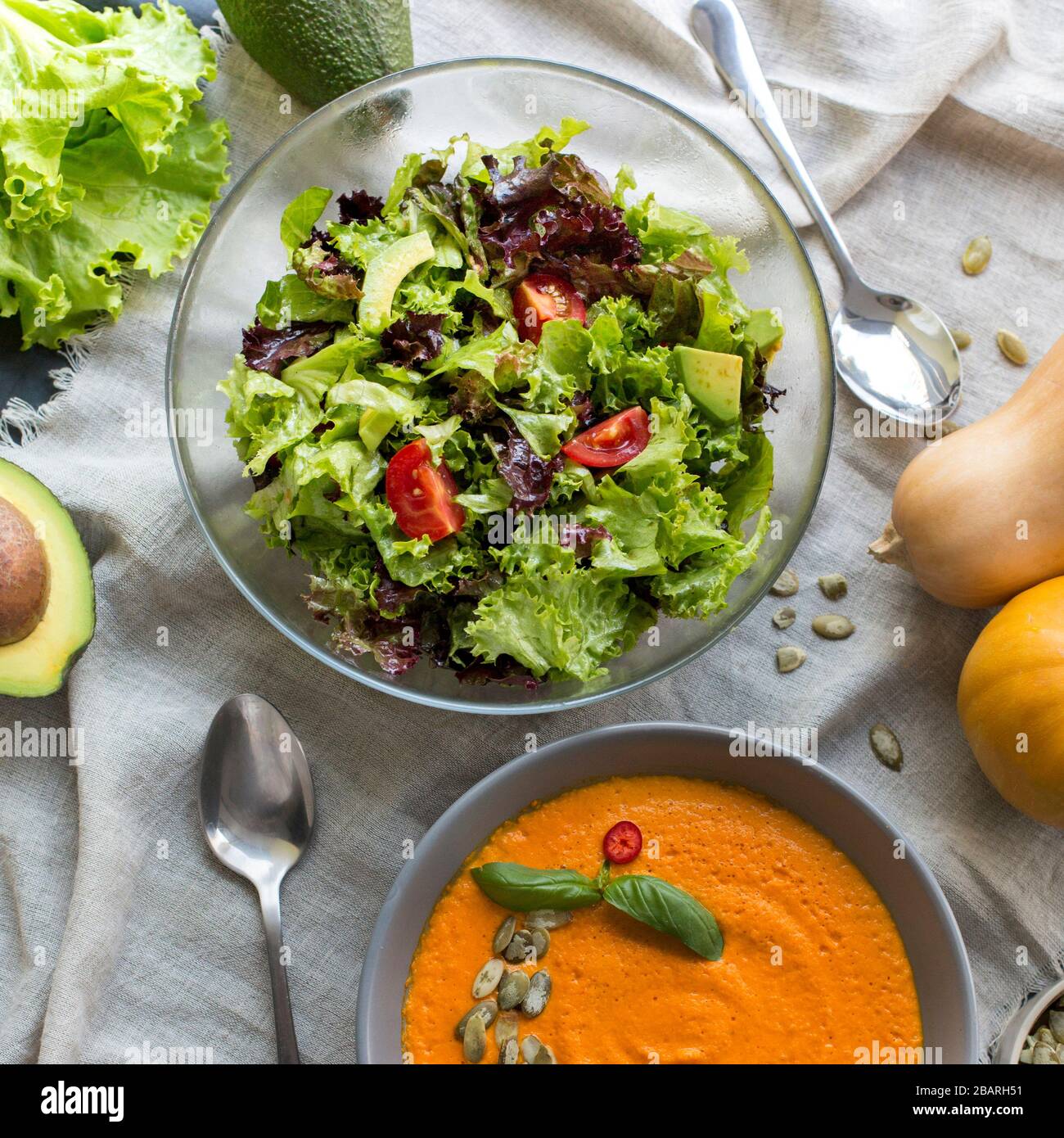 Traditionelle Gerichte, heiße und würzige Kürbissuppe mit Samen Stockfoto