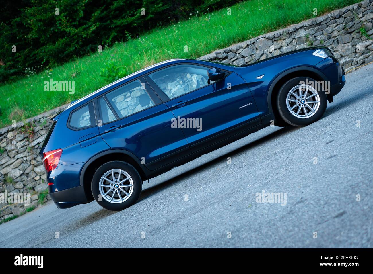 Schöne X3 BMW-Serie, deutsch blau SUV mit 4x4-Rad-Antrieb, Automatikgetriebe und verchromten Ornamenten. Stockfoto