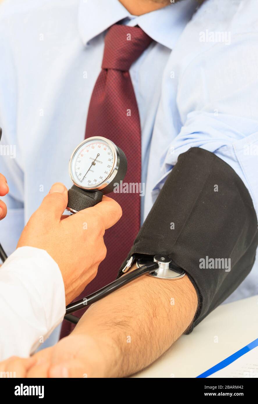 Hypertonie, medizinisches Prüfkonzept. Arzt GP-Überprüfung des Blutdrucks des Patienten, Nahaufnahme Stockfoto