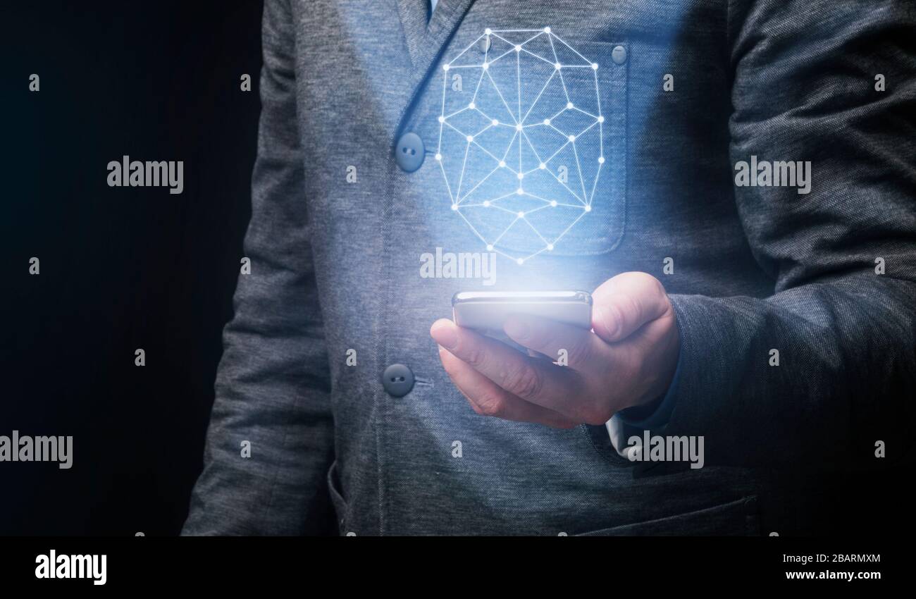 Collage mit polygonalem menschlichem Gesicht über Smartphone in der Hand des Geschäftsmannes, dunkler Hintergrund. Kopierbereich Stockfoto