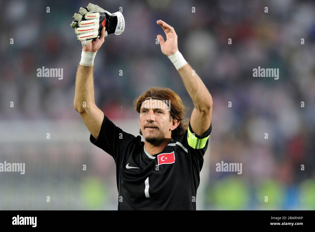 Wien. Juni 2008. Türkischer Rekordspieler RUESTUE nach einer Infektion mit Coronavirus im Krankenhaus. Archivfoto: Recber RUESTUE (Torwarttrainer TUR), Jubel, Freude, Begeisterung. Euro2008, Viertelfinale Kroatien (CRO) -Tuerkei (TUR) am 20. Juni 2008 in Wien. Fußball-Europameisterschaft 2008 in der Schweiz/Österreich vom 07.06. - 29.06.2008; ? Sven Simon # Prinzess-Luise-Str. 41 # 45479 M uelheim/R hr # Tel. 0208/9413250 # Fax. 0208/9413260 # Kto. 1428150 C Ommerzbank E ssen BLZ 36040039 # www.SvenSimon.net. Weltweite Nutzung Credit: Dpa / Alamy Live News Stockfoto