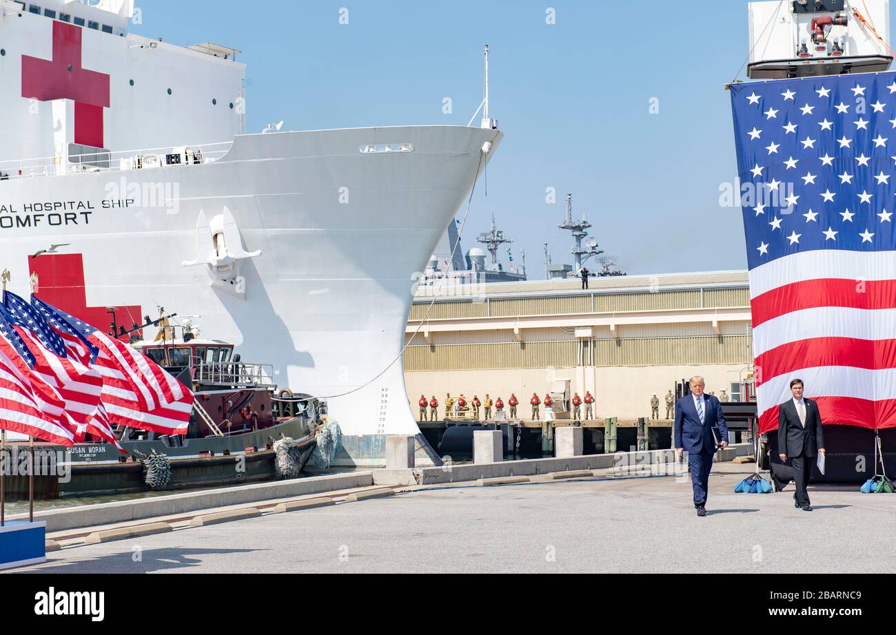Norfolk, USA. März 2020. Norfolk, USA. März 2020. Der US-Präsident Donald Trump spaziert mit dem Verteidigungsminister Mark Esper bei einem Besuch ab, um das Militär-Sealift-Kommando-Lazarettschiff USNS Comfort auf der Naval Station Norfolk vom 28. März 2020 in Norfolk, Virginia, zu sehen. Der Comfort wird in New York eingesetzt, um die COVID-19-Reaktionsbemühungen des Landes zu unterstützen. Kredit: Mike DiMestico/USA Navy Foto/Alamy Live News Stockfoto