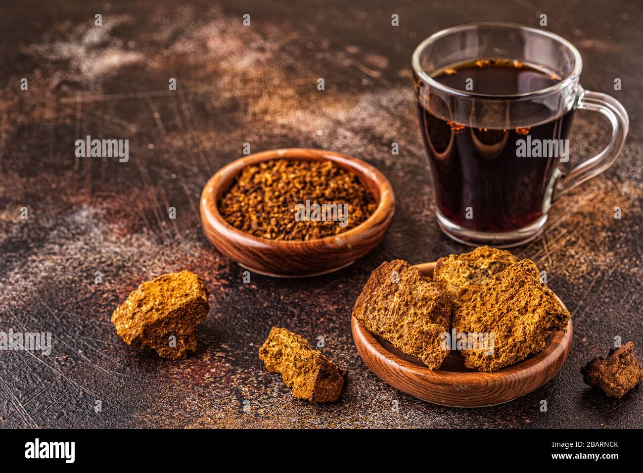 Chaga-Tee - ein starkes Antioxidans, stärkt das Immunsystem, hat Detox-Qualität, verbessert Verdauungsstörungen. Stockfoto