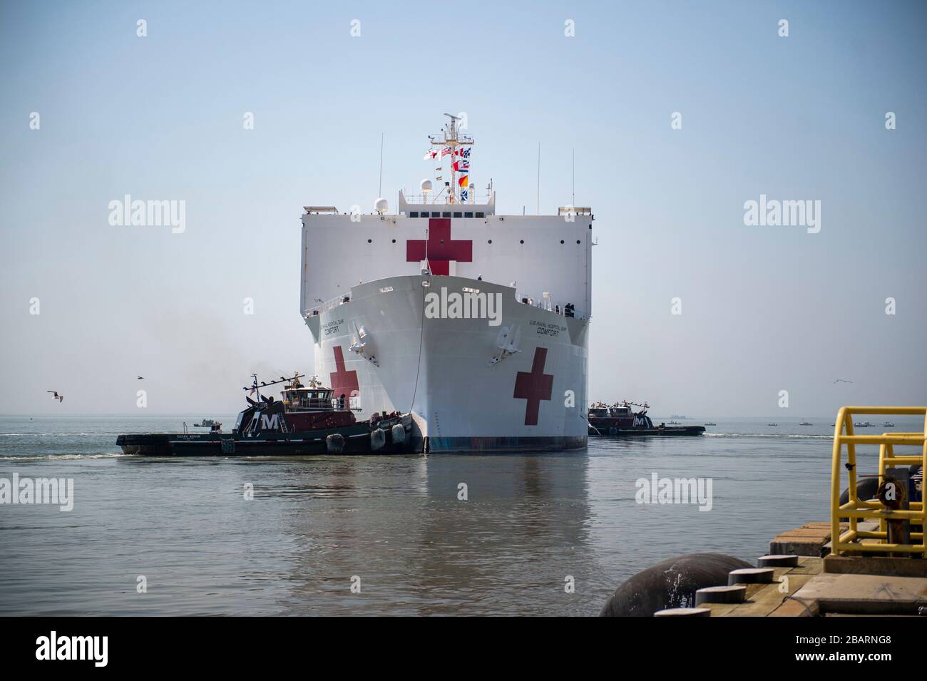 Norfolk, Vereinigte Staaten Von Amerika. März 2020. Norfolk, Vereinigte Staaten von Amerika. März 2020. Das Lazarettschiff USNS Comfort der US Navy Military Sealift Command startet am 28. März 2020 in Norfolk, Virginia, an der Marinestation Norfolk. Der Comfort wird in New York eingesetzt, um die COVID-19-Reaktionsbemühungen des Landes zu unterstützen. Kredit: Jonathan Clay/USA Navy Foto/Alamy Live News Stockfoto
